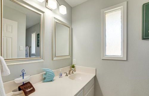 Lakeside Retreat Large Spacious Home with Game Room - Photo 16