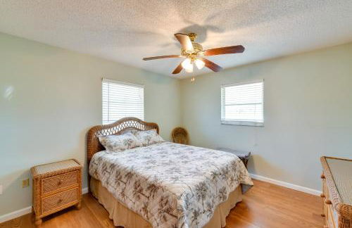 Coastal Oasis with Shared Pool, 2 Mi to Beach! - Foto 16