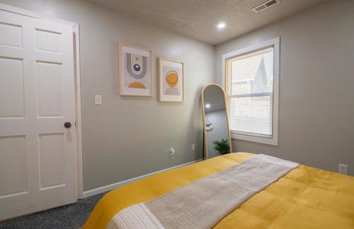 The Orange Lounge - 8 min to KU & Mass - Photo 6