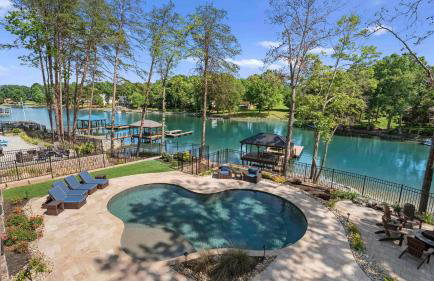 Black Bear Lodge by Avantstay Lakefront, Dock, Pool, Theater Sleeps 20+ - Foto 104