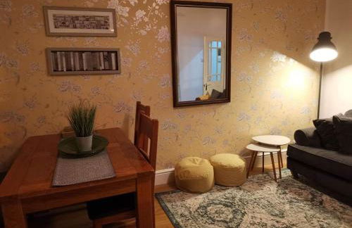 Corner House, Sleeps 8 in 4 Bedrooms, near train station, Great Value! - Photo 4