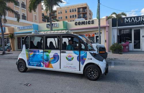 Coastal Harbor, King Bed, Pickleball Gear, Golf set, BBQ- 1 dollar rides to Beach, by Maven Vacation Rentals - Foto 47