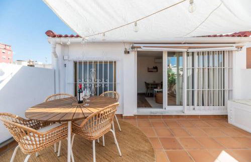 Urban Charm Rooftop Apartment with Vista - Photo 29