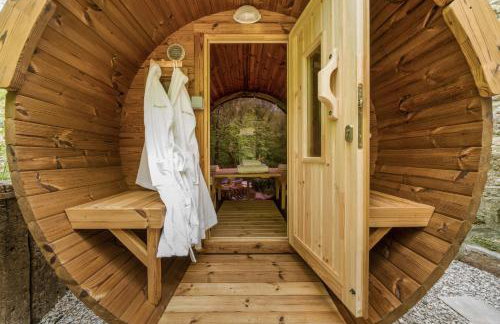 The Enchanted Cottage - Photo 16