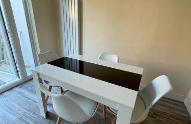 Modern 4-bedroom entire house with Garden - Foto 20