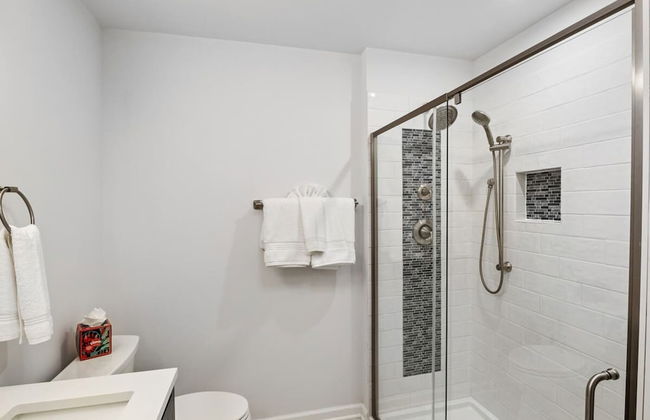 Luxury Waterfront Lakehouse With Private Dock Views - Photo 38