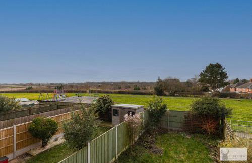 Spacious Whitwick Stay 3-Story House - Photo 18