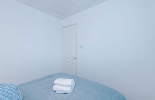 4BR Home for 8, Full Kitchen, Parking, WiFi in Northwich - Photo 59