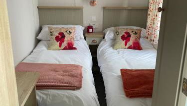 Bumble Lodge New Forest - Photo 5