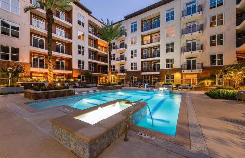 Downtown Modern Elegance Suite with Free Parking, Pool, WIFI and a King Bed - Foto 18