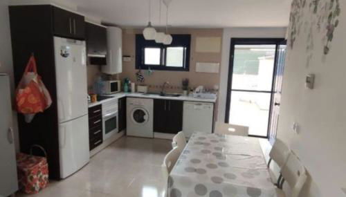 Piso planta baja y gran patio con piscina comunitaria de alquiler temporal - Foto 2