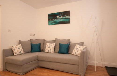 The Wellington - Stylish 3-Bedroom House, Sleeps 8, Ideal for Professionals - Photo 9