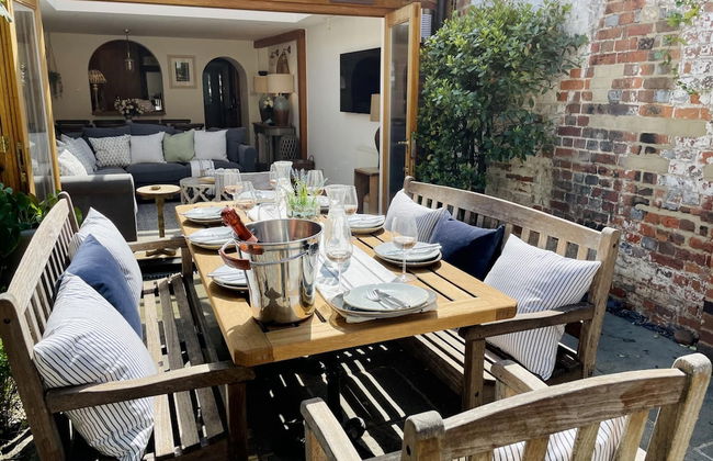 Dolls House - Luxury Townhouse - From 400 Per Night - Photo 25