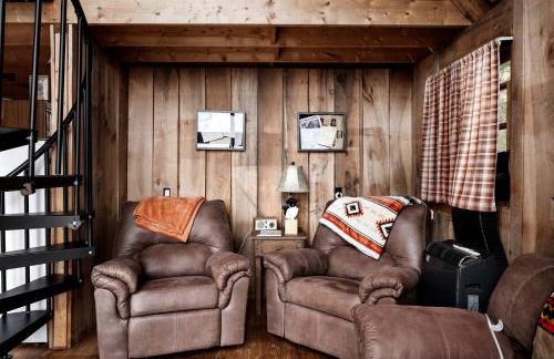 Rustic-Modern Chalet w/ Fire Pit, Deck & Views in Slanesville, WV - Foto 23