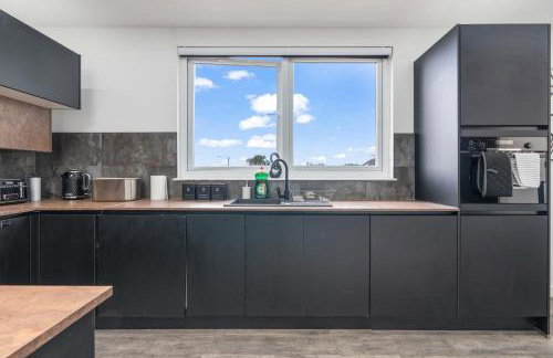 Stunning Penthouse-Style 2-Bed Uxbridge - Photo 10