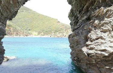 Large Stone Villa with garden. - Foto 33