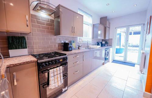 3BR 2Bath Home with Hot Tub Games Room By Stadium with Fast WiFi & Free Parking - Foto 9