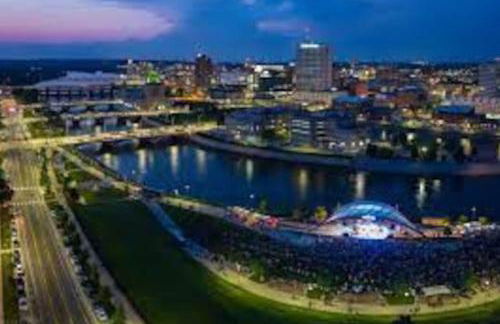 Mid-Century Style And Class In Quiet NE Location - Foto 32