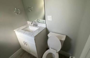 Private 4 Bedroom Home with a hot tub - Foto 18