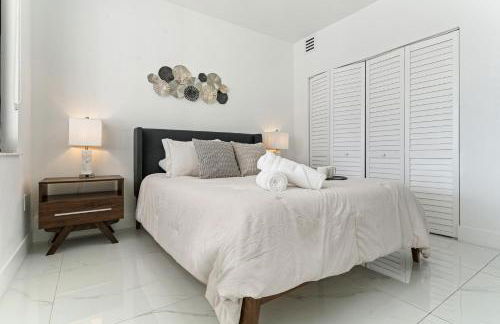 April Sale! 4BR - Private Yard, Grill, Soaking Tub, Near Coral Gables & MIA Airport - Foto 16