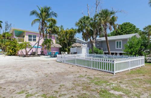 Charming Suite with Balcony and Bikes at Historic Sandpiper Inn - Foto 12