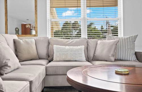 Private Village Home with Heated pool & spa with private front courtyard - Photo 11