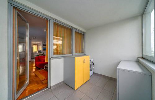 Cityscape Comfort Apartment With Garage - Happy Rentals - Photo 38