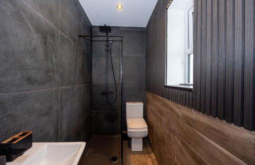 Midnight Manor Cinema Room, Fast WiFi, Ideal for Short & Long Stays - Foto 22