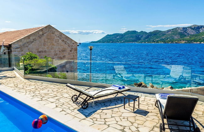 Beachfront Villa Gabriela with Pool - Foto 43