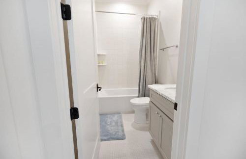 Chandeluer Shore 9 - Steps to Beach, Pet-Friendly, Pool, Fast WiFi - Foto 25