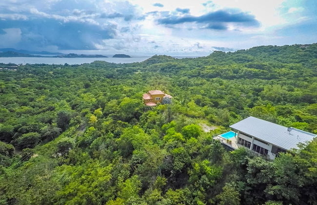 Modern Hillside Home with Sleek Interiors and Panoramic Poolside Views - Foto 43