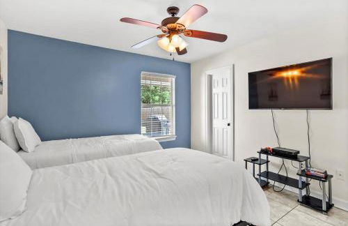 Endless Summer Retreat with Private Pool near Beach - Foto 27