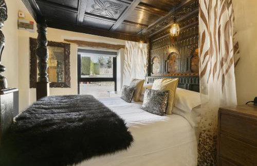 Romantic four poster Cottage private outdoor Hot Tub & Sauna at Harthill Hall plus private daily use of indoor pool and sauna 1 hour per day - Photo 11