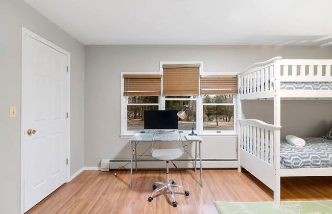 Cozy Fall Home With 4BR and Fireplace - Photo 21