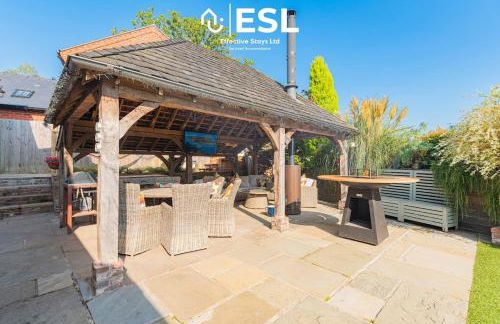 Charming Cottage 3-Bedrooms Sleeps 8 & Hot Tub - Photo 3