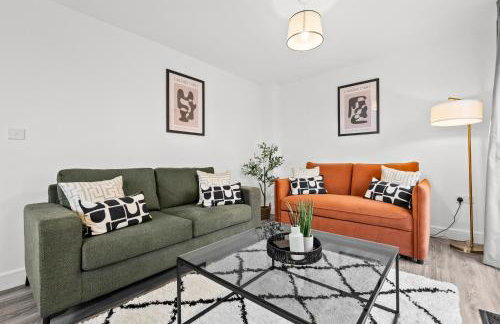 NEW! Spacious 3 BR Detached Home! Hosted by Oakstone stays! Driveway parking, Fast Wifi, A5 with great Midlands transport links - Foto 2