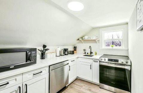 Charming & Bright Gem Prime Location Street Parking with AC - Foto 18