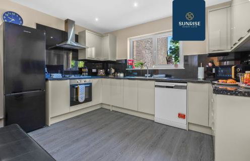 MUIRTON HOUSE - INVOICE and REDUCED PRICE only via SUNRISE SHORT LETS DUNDEE, 4 Bed House, 4 Car Parking, 2 Baths, 5 Smart TVs, Fully Equipped Kitchen, Large Dining and Living Space, Rear Garden, Free WiFi, and ONLY 9 Mins to STANNERGATE Ports - Foto 32