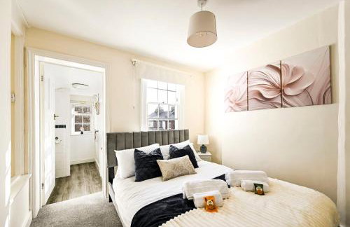 Central Canterbury Gem New Refreshed Decor Sunny Deck Outdoor Furniture FREE Parking 2BR 2BA TOP Location - Foto 1