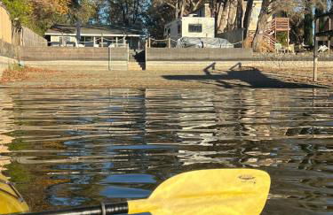 Peaceful Lakeside Retreat - Cozy 3BR Waterfront Home - Foto 5