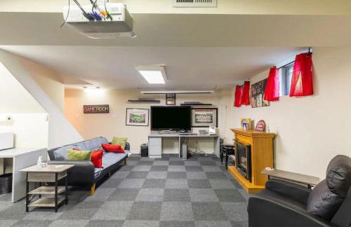 Lrge 5 BR 9 Beds Near DC-Pool, Hot Tub, Gym, Game Rm, Fire Pit - Foto 21