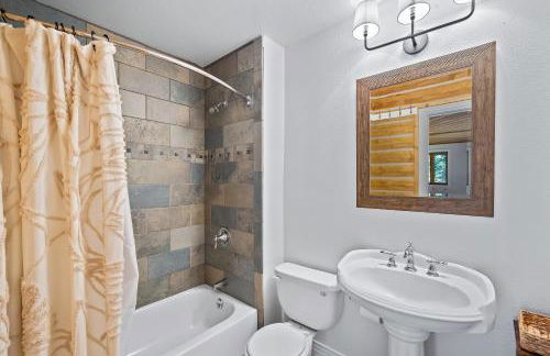 Nestled Inn Vacation Home Rental Evergreen - Trails, Views, Hot Tub, Skiing! - Foto 21