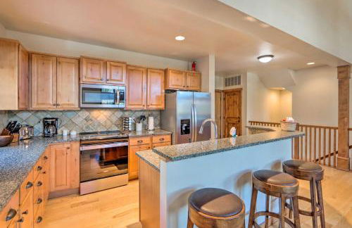 Ski-InandSki-Out Donnelly Townhome with Hot Tub! - Foto 8