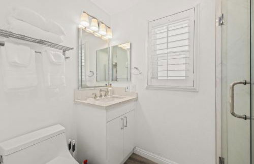 Newly Remodel Luxury Home with Hotel-Like Amenity - Foto 21