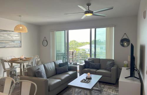 Luxury 2 Bed 2 Bath Waterfront Condo with Patio Sunsets Gym and Parking - Foto 13