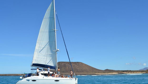 Navigation en catamaran vers l'île de Lobos au départ du port de Corralejo - Photo 2