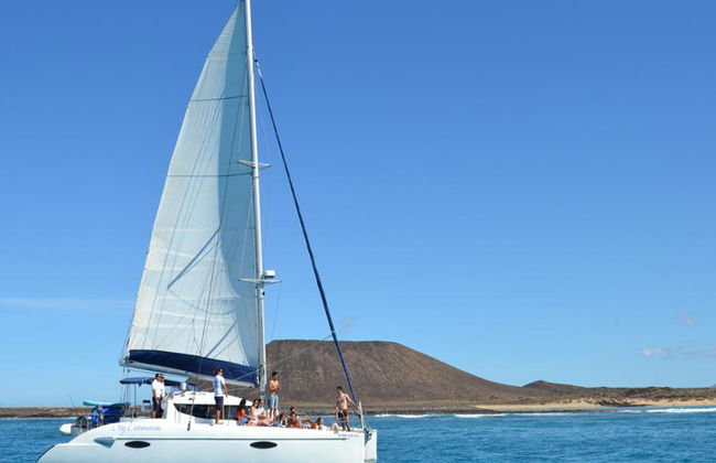 Navigation en catamaran vers l'île de Lobos au départ du port de Corralejo - Photo 2