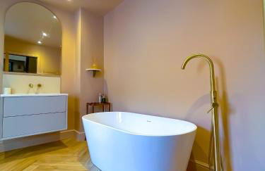 Spacious home in Leeds ideal for gatherings with free parking - Foto 6