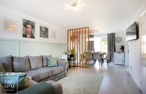 Large 4 Bed House - Long Stays Welcome - Smart TVs in Each Bedroom - Parking - Wifi - Foto 24