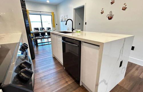 Sunny Delight Home Near Airport - Photo 50